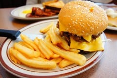 Jamie Oliver Proves McDonald’s Burgers “Unfit for human consumption”