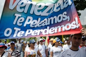 Credit Flickr, Riccardo Vásquez. Opposition activists to Maduro´s leadership hold signs saying they will fight for, or lose, their country.