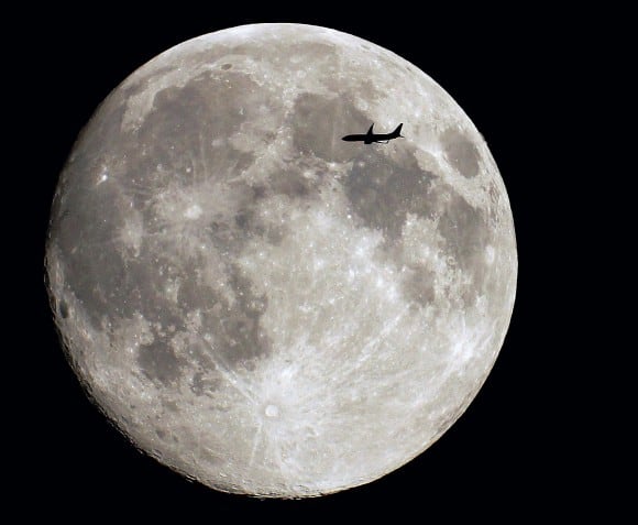 A full Moon flyby, as seen from Paris, France. Credit and copyright: Sebastien Lebrigand.