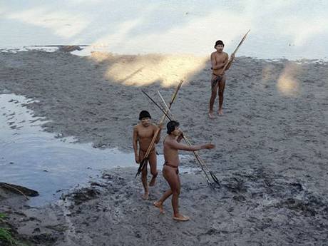 Isolated Amazonian Indians on the banks of the Envira River, Brazil (Getty)