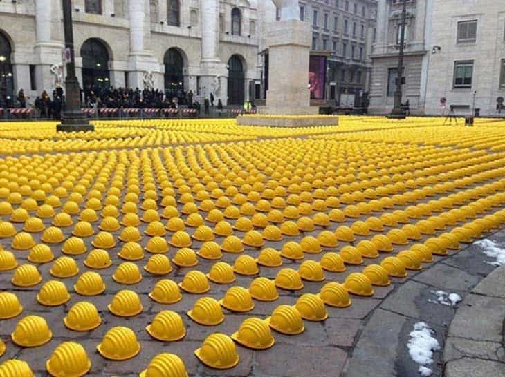 10-workers-lay-down-their-hats-on-streets