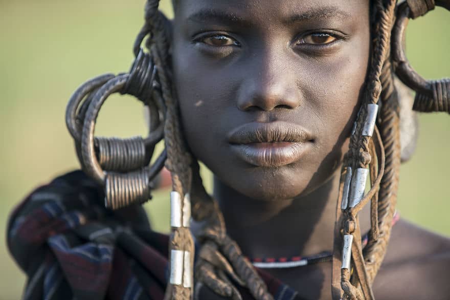 30 Stunning Photos Capture Remote African Tribe’s Livelihood Under Threat