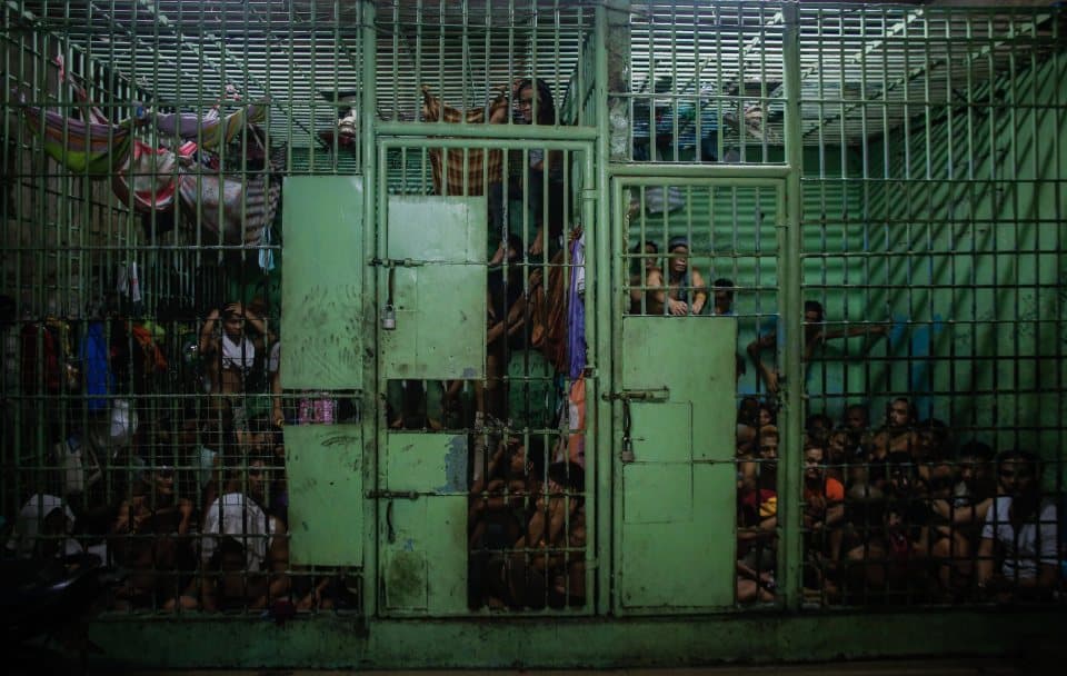 epa05425424 Filipino inmates are seen inside a jail in Manila, Philippines, 15 July 2016. Close to 60,000 drug dependents nationwide have surrendered since the Duterte administration began its intensified campaign against illegal drugs, Presidential Communications Office (PCO) Secretary Martin Andanar said. According to local news reports, at least 43 alleged drug traffickers have been neutralized and 300kg of shabu, a highly addictive and harmful methamphetamine whose use is widespread in the Philippines, has been confiscated. EPA/MARK R. CRISTINO