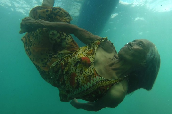 74-Year-Old Woman Goes Diving Everyday To Fish For Coins To Feed Her Family