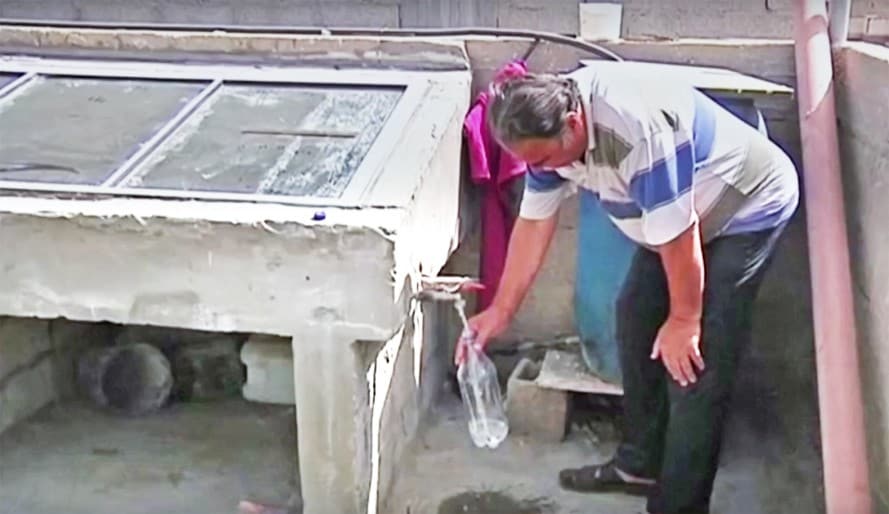Gaza Man’s DIY Solar Desalination Machine Purifies 2.8 Gallons Of Water Each Day