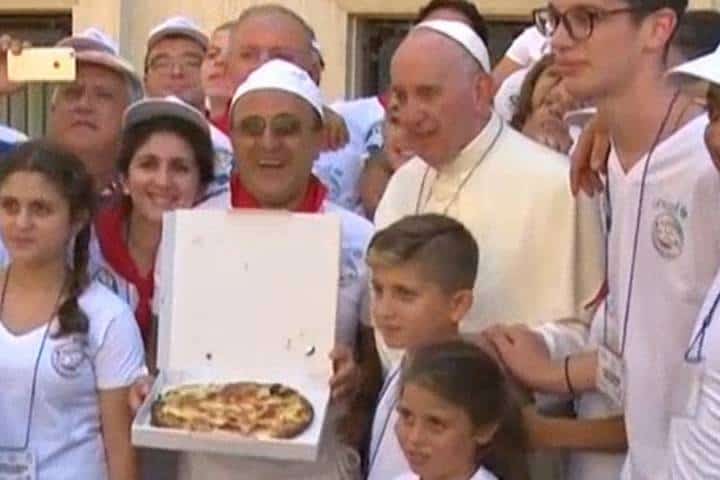 Pope Francis Shares Pizza Lunch With 1500 Poor People [Watch]
