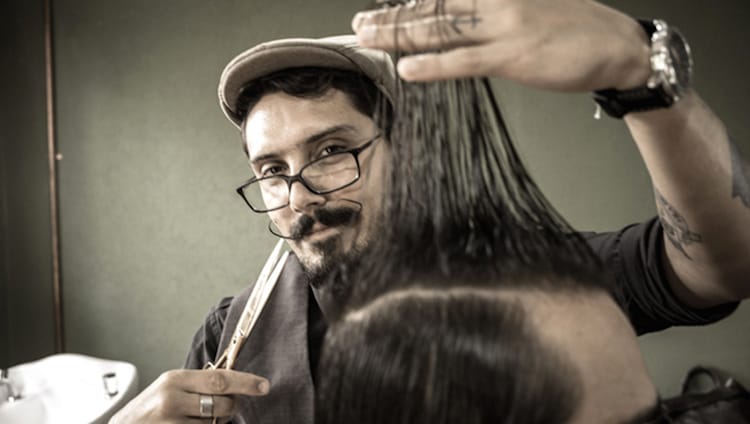 This Barber Gives Free Haircuts To Men Who Are Going To Job Interviews