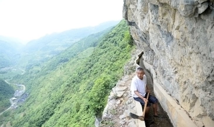 Man Spends 36 Years Carving Into Mountainside To Provide His Village With Water