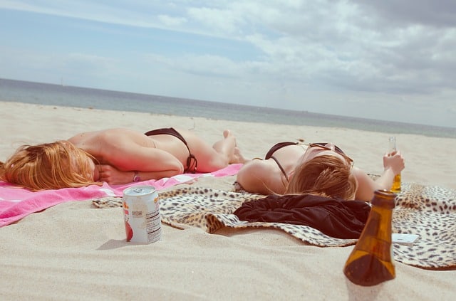 https://pixabay.com/en/beach-girls-relax-sunshine-455752/