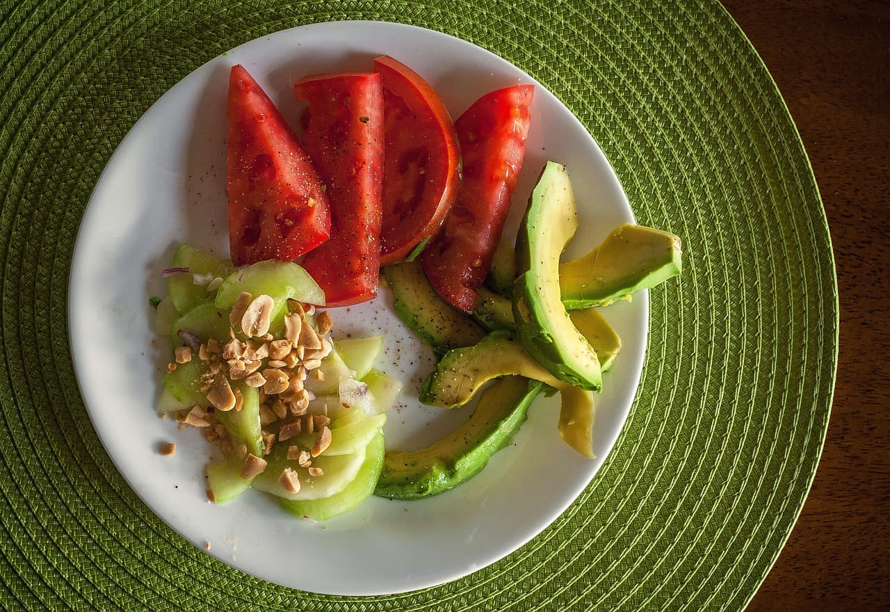 https://pixabay.com/en/salad-avocado-cucumber-tomatoes-1615791/