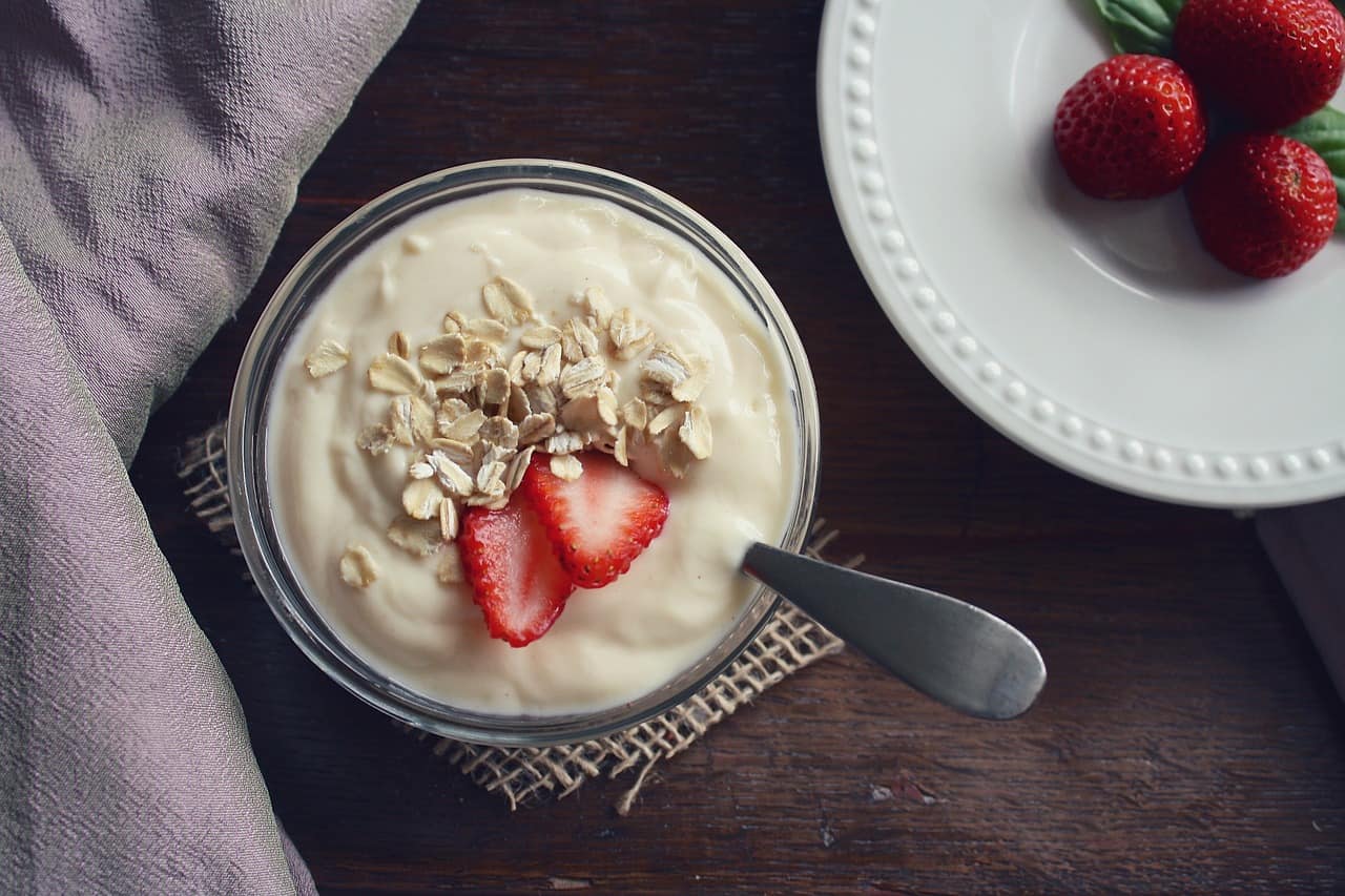 https://pixabay.com/en/yogurt-fruit-vanilla-strawberries-1442034/