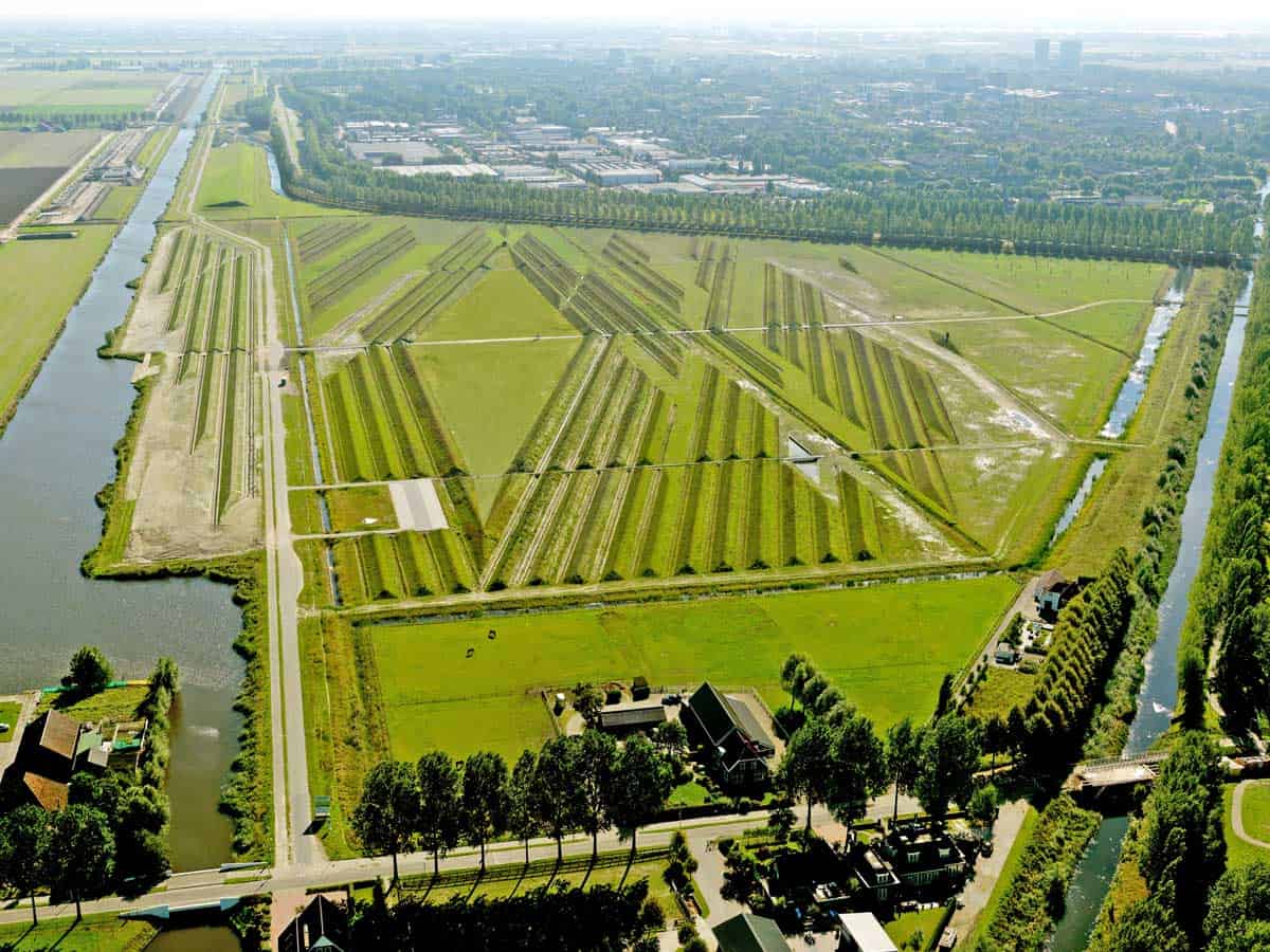 http://www.landezine.com/index.php/2016/07/buitenschot-park-by-hns-landscape-architects/buitenschot-park-hns-airport-landscape-noise-reduction-01/