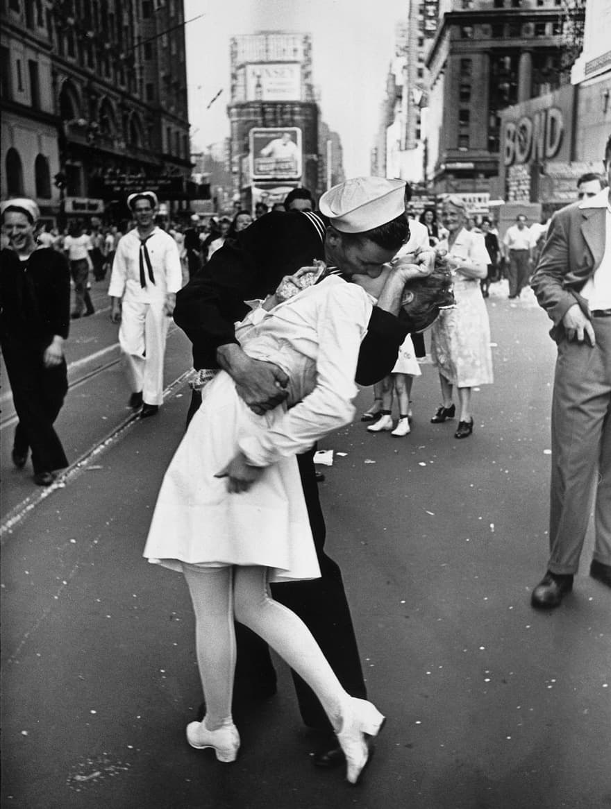 Iconically Heart-Warming Photos That Remind Us There Is Always Love During War