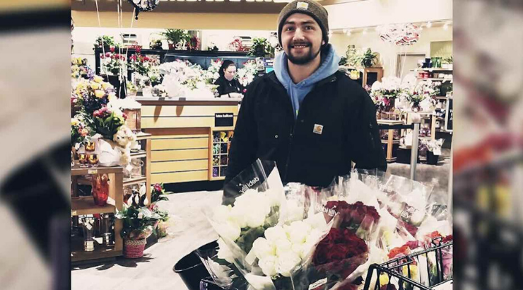 This Man Brings Roses To Hundreds Of Single Women, Military Wives, And Widows During Valentine’s Day