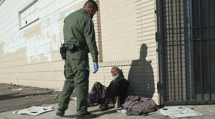 Cops Fine Homeless People For Staying Outside and Violating Quarantine And Social Distancing