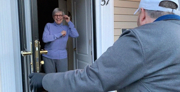 Newspaper Delivery Guy Turns Into A Grocery Delivery Lifesaver For Seniors