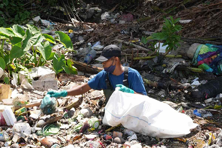 Environmentalist And His Two Siblings Create Company To Remove Trash From Indonesia’s Heavily Polluted Rivers