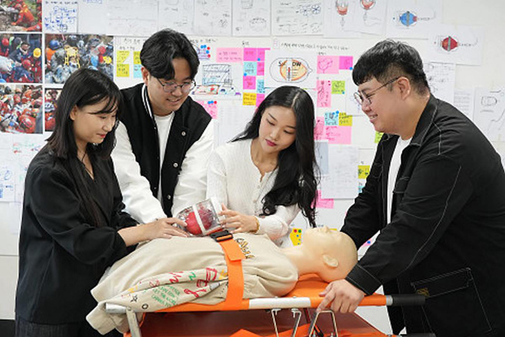 South Korean Students Win 2023 James Dyson Award For Their Life-Saving Golden Capsule Invention